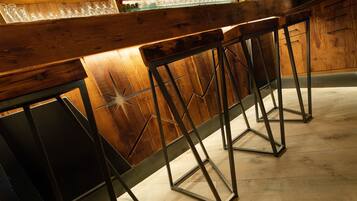 2 restaurantes; se sirven almuerzos, cenas y cocina local