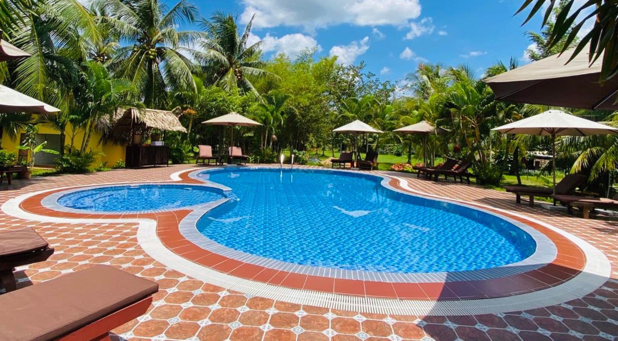 Una piscina al aire libre