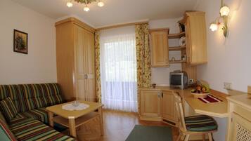 Family Room | Living room | Flat-screen TV