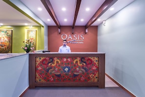 Una recepción con un diseño floral y el nombre "OASIS" en la parte superior.