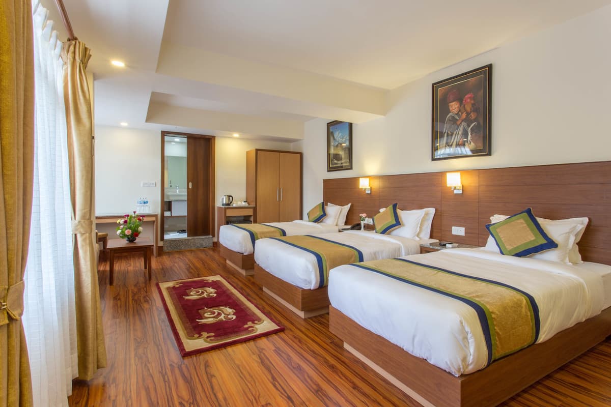 Chambre Triple Deluxe, 3 lits une place, salle de bains privée, vue jardin