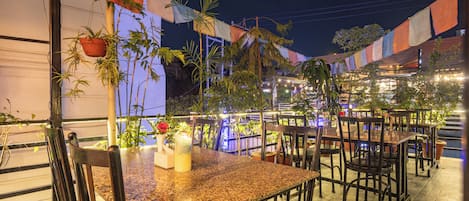 Se sirven desayunos y cocina internacional, con vista al jardín