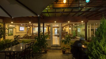 Se sirven desayunos, comidas y cocina internacional con vista al jardín