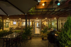 朝食、ランチ、ディナーに営業 (多国籍料理、ガーデン ビュー)