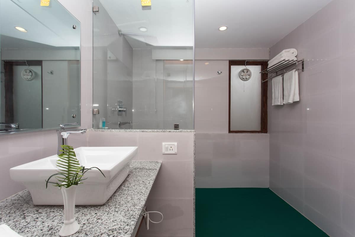 shower, rainfall showerhead, free toiletries, hair dryer