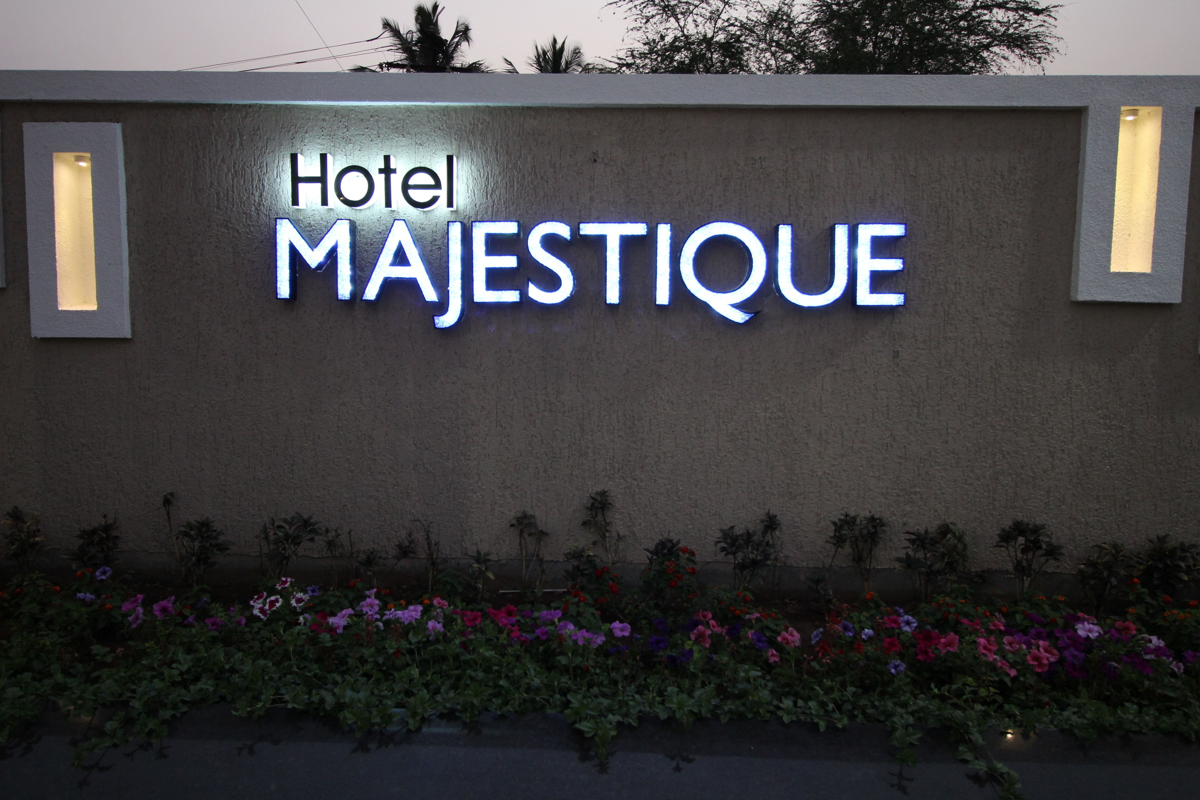 住宿正面 - 傍晚/夜晚