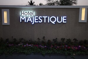 Bagian depan properti - sore/malam