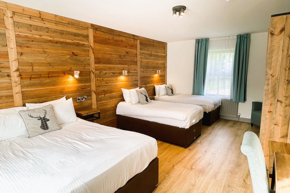 family room | 1 bedroom, iron/ironing board, wifi, bed sheets