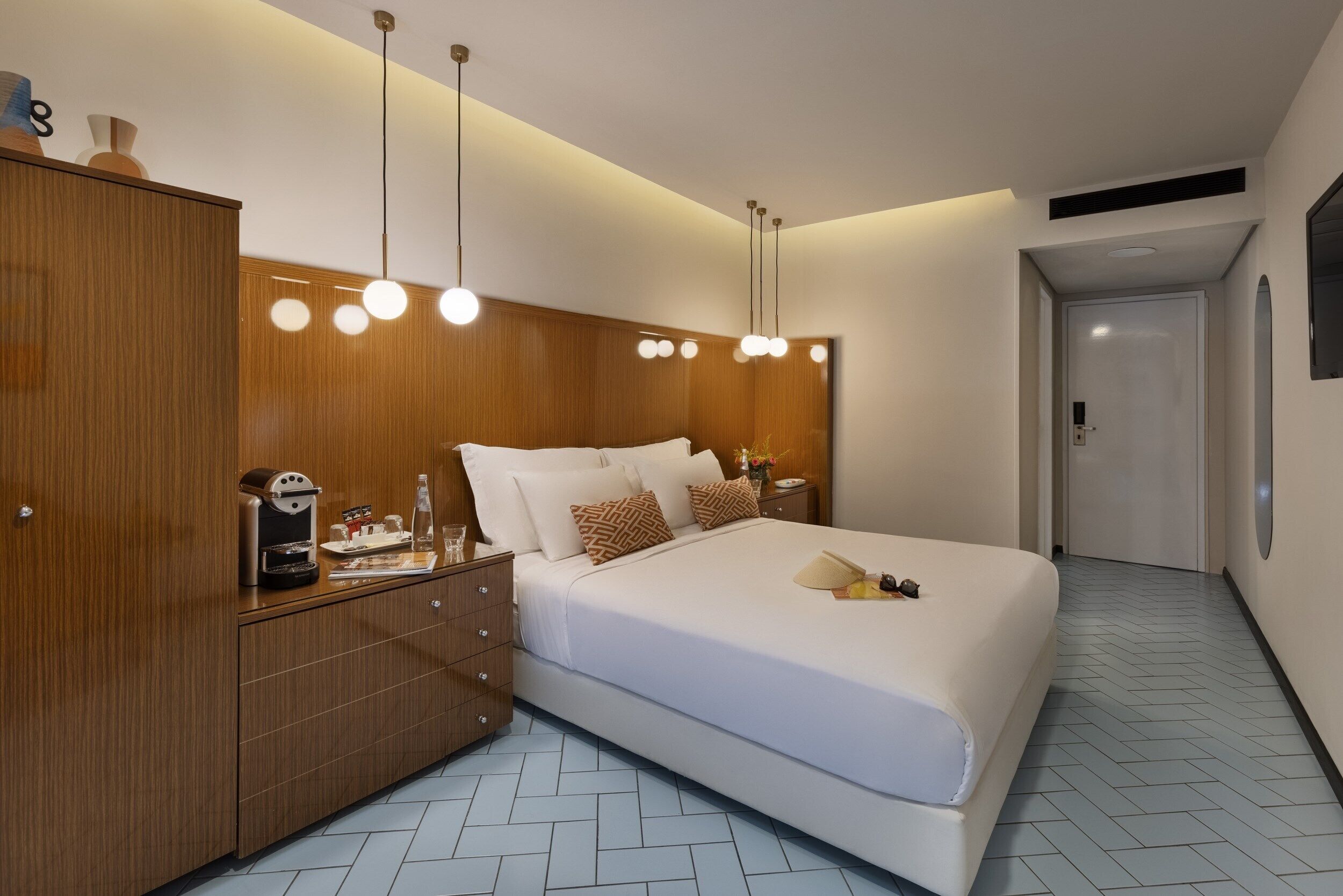 Frigobar, cofres nos quartos, quartos à prova de som