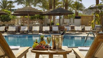 Alberca al aire libre, acceso de 09:00 a 17:00, y camastros