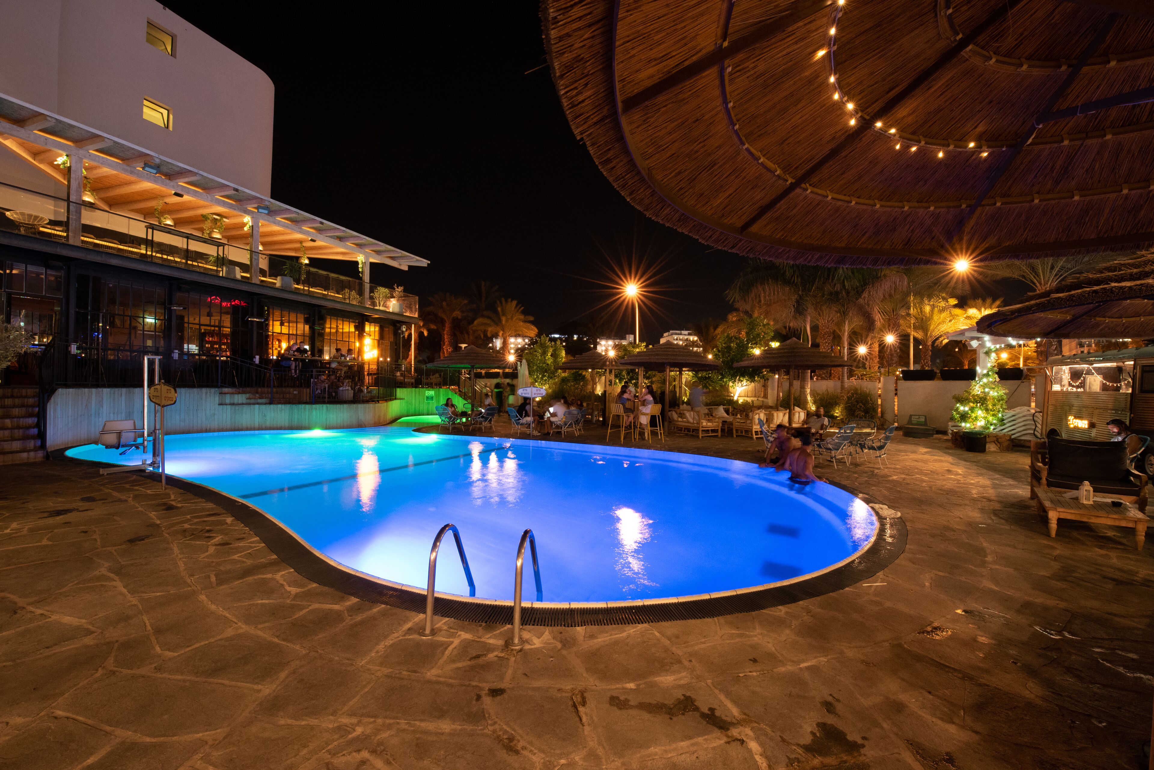 outdoor pool, open 9:00 am to 5:00 pm, pool loungers