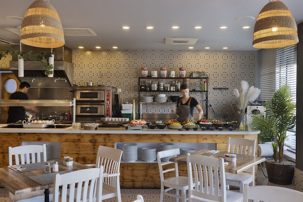 Sarapan bufet setiap hari (USD 35 seorang)