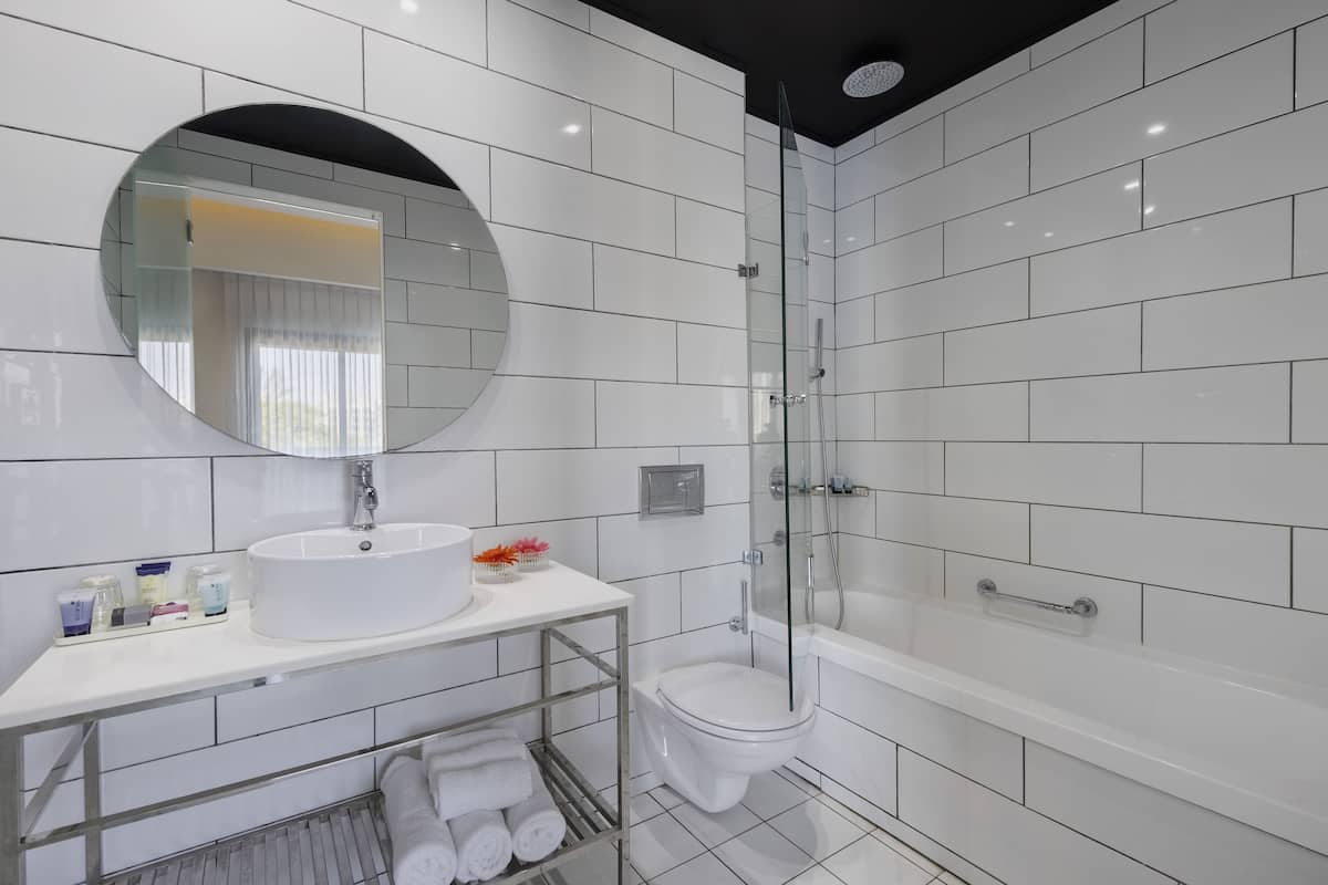 free toiletries, towels