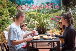 3 restaurantes; se sirven desayunos, comidas y cenas
