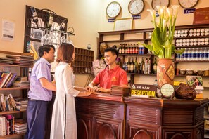 Quầy tiếp tân
