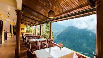 3 nhà hàng, phục vụ bữa sáng, bữa trưa, món địa phương và quốc tế