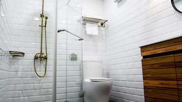 Quarto casal lua de mel, 1 cama Queen, vista para o jardim | Banheiro | Chuveiro com efeito de chuva, produtos de toalete grátis