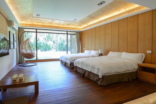 Familie vierpersoonskamer, 2 tweepersoonsbedden, uitzicht op de binnenplaats | Luxe beddengoed, donsdekens, bedden met traagschuimmatrassen