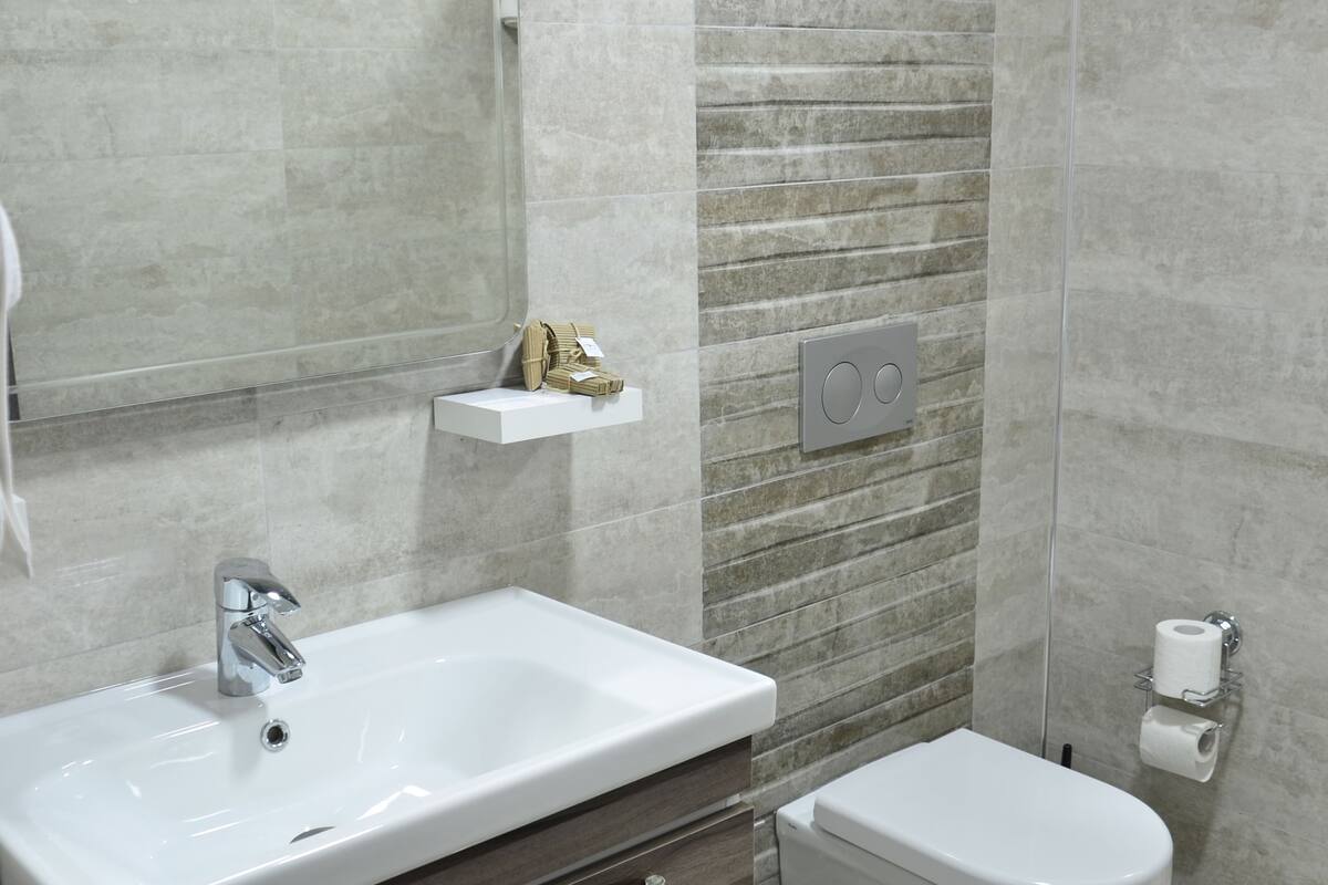 comfort room, 1 bedroom, private bathroom, city view | bathroom | shower, free toiletries, hair dryer, bathrobes