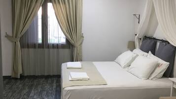 Comfort Room, 1 Bedroom, Private Bathroom, City View | Free minibar, desk, soundproofing, rollaway beds