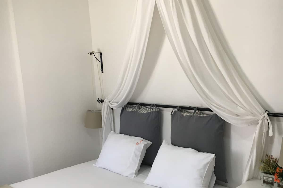 Elite-Vierbettzimmer, 1 Schlafzimmer, Gartenblick | Kostenlose Minibar, Schreibtisch, schallisolierte Zimmer, Zustellbetten