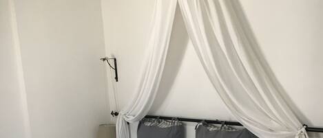 Elite fyrbäddsrum - 1 sovrum - utsikt mot trädgården | Gratis produkter i minibar, skrivbord, ljudisolering och extrasängar