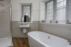 Suite (Rafters) | Bathroom | Free toiletries, hair dryer, towels, toilet paper - Falcon Manor Hotel (Settle)
