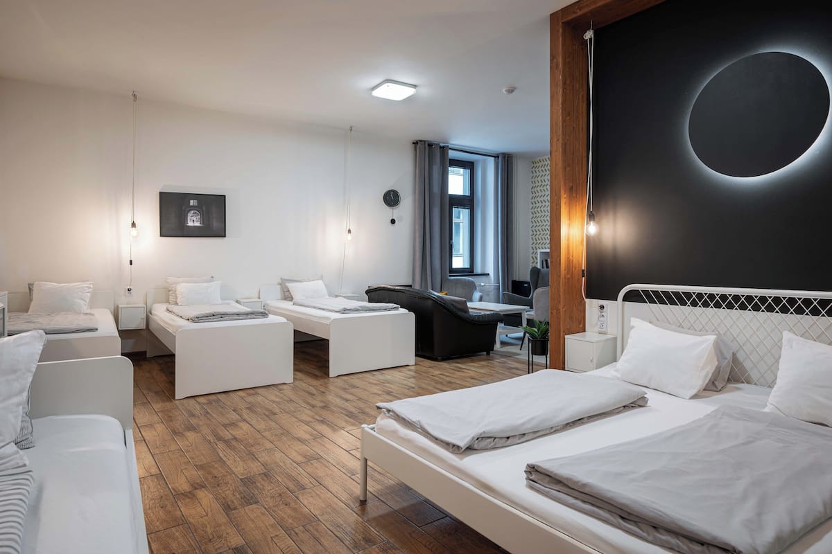 Superior kamer, en-suite badkamer, aan de binnenplaats | Een kluis op de kamer, een bureau, geluiddichte muren