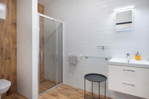 Superior Triple Room, Multiple Beds, Ensuite, Courtyard View | Bathroom | Shower, free toiletries, hair dryer, towels - Bohem Prague Hotel (Prague)