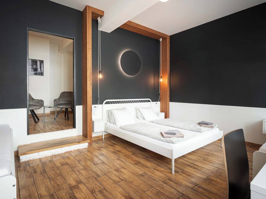 Peti besi dalam bilik, meja, kalis bunyi, seterika/papan seterika