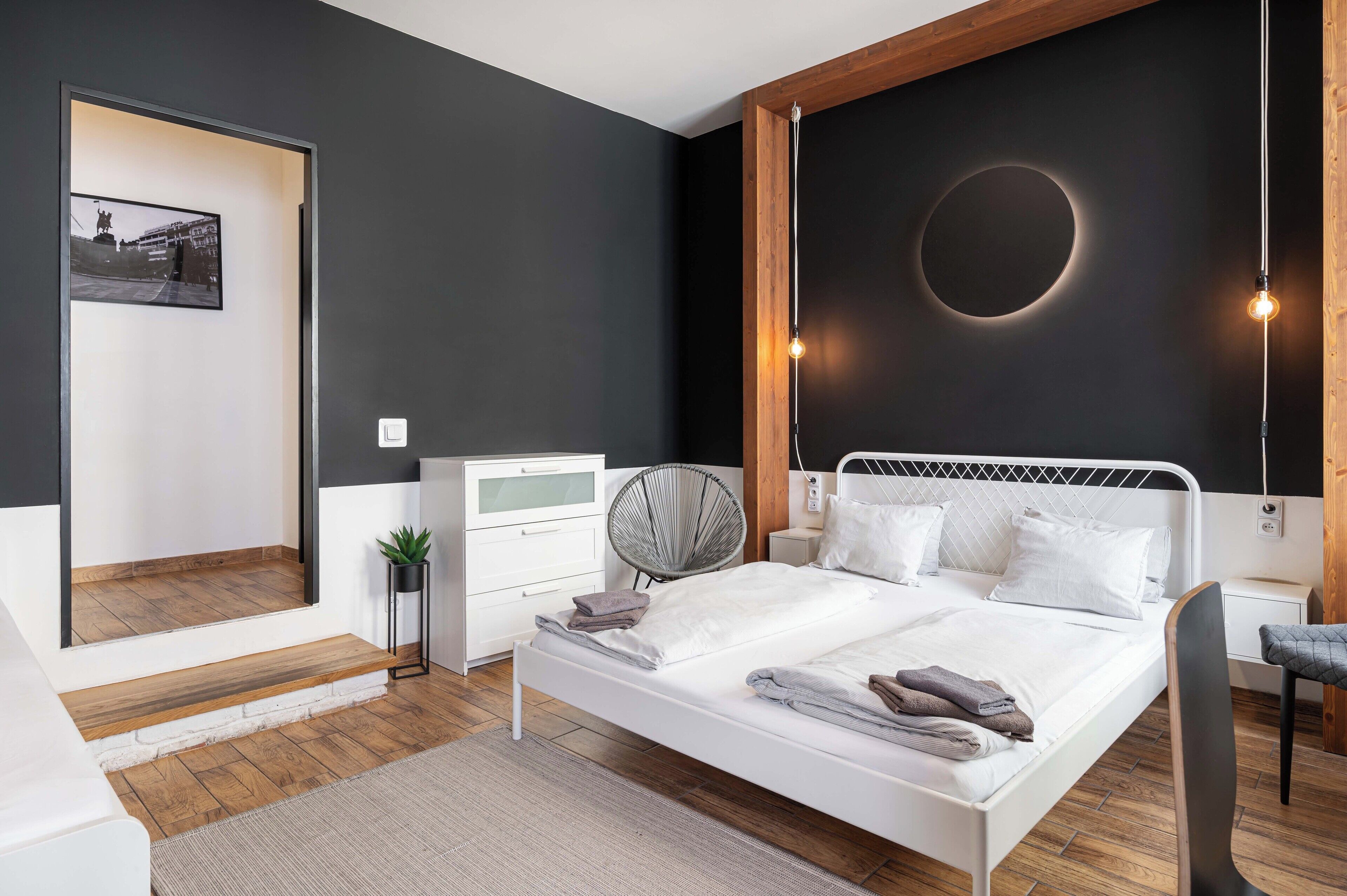 Tallelokero huoneessa, työpöytä, äänieristys, silitysrauta/-lauta