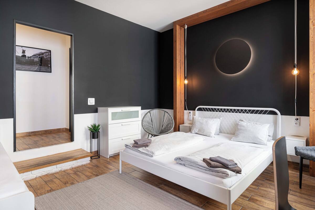 Hypo-allergenic bedding, in-room safe, desk, soundproofing
