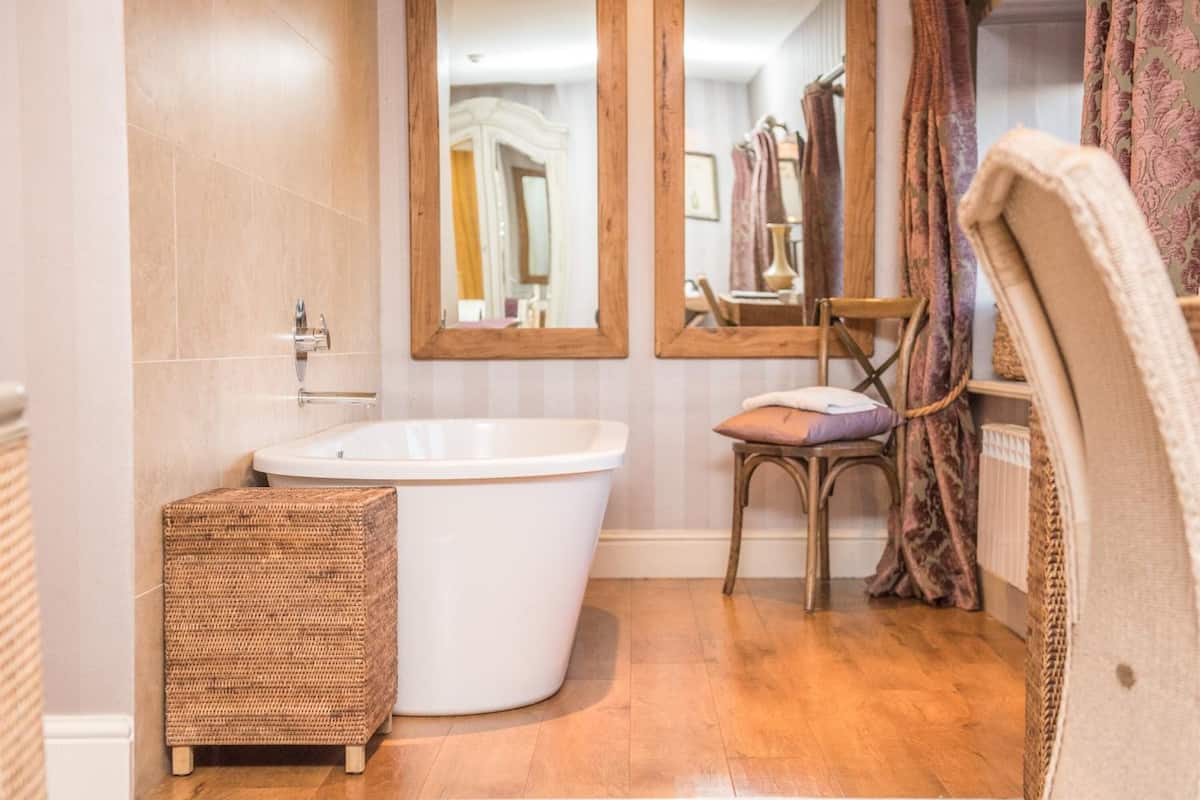 suite, ensuite (valley) | bathroom | free toiletries, towels