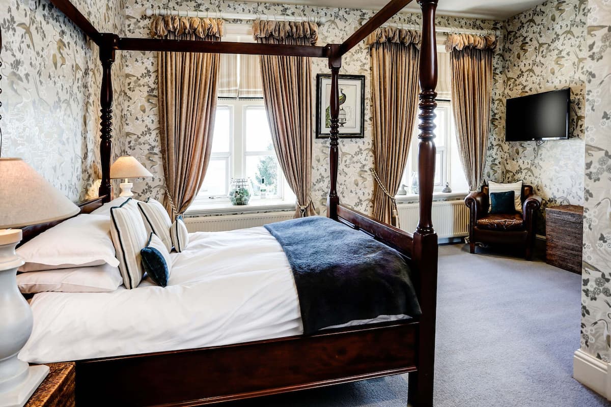 Suite - eget badeværelse (Four Poster) | 1 soveværelse, premium-sengetøj, individuelt design
