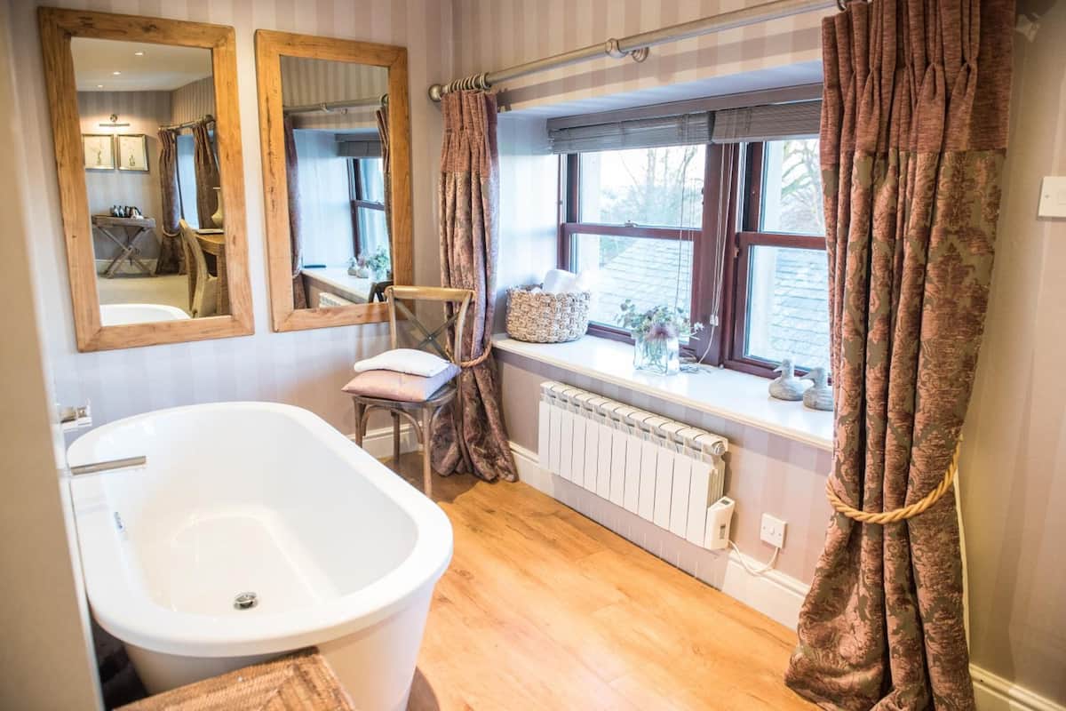 suite, ensuite (valley) | bathroom | free toiletries, towels