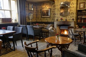 供应早餐、午餐和晚餐,英国菜