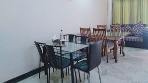 تناول الطعام داخل الغرفة