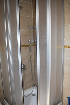 Habitación estándar | Baño | Ducha, artículos de higiene personal gratuitos y secador de pelo