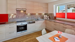 Chalet | Private kitchen | Coffee/tea maker, full-size fridge, microwave, oven - Haus Frieda (Laengenfeld)