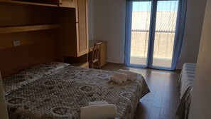 Triple Room | Free cribs/infant beds, rollaway beds, free WiFi - Hotel del Molo (Palau)