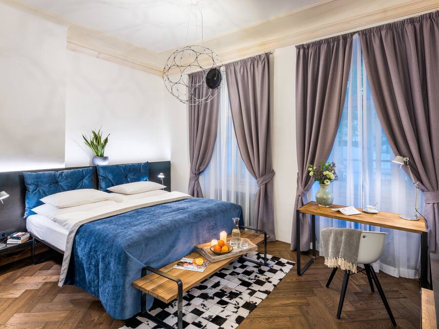 Un dormitorio moderno con una cama grande, un escritorio y una silla.