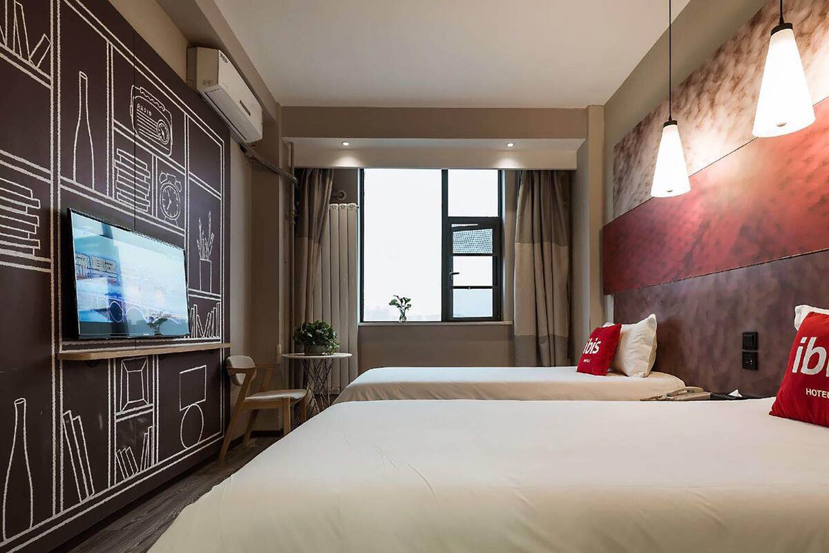 Habitación doble | Escritorio, cortinas opacas, tabla de planchar con plancha y wifi gratis