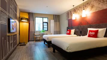 غرفة لفردين | مكتب وستائر تعتيم ومكواة/لوح كي وواي فاي مجانًا