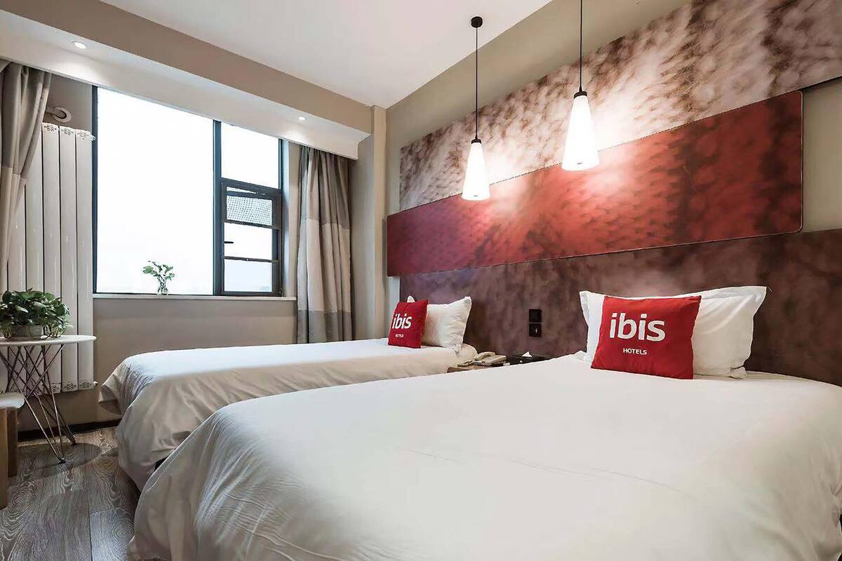Habitación con 2 camas individuales | Escritorio, cortinas opacas, tabla de planchar con plancha y wifi gratis