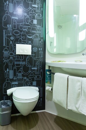 Ducha, artículos de higiene personal ecológicos y secador de pelo