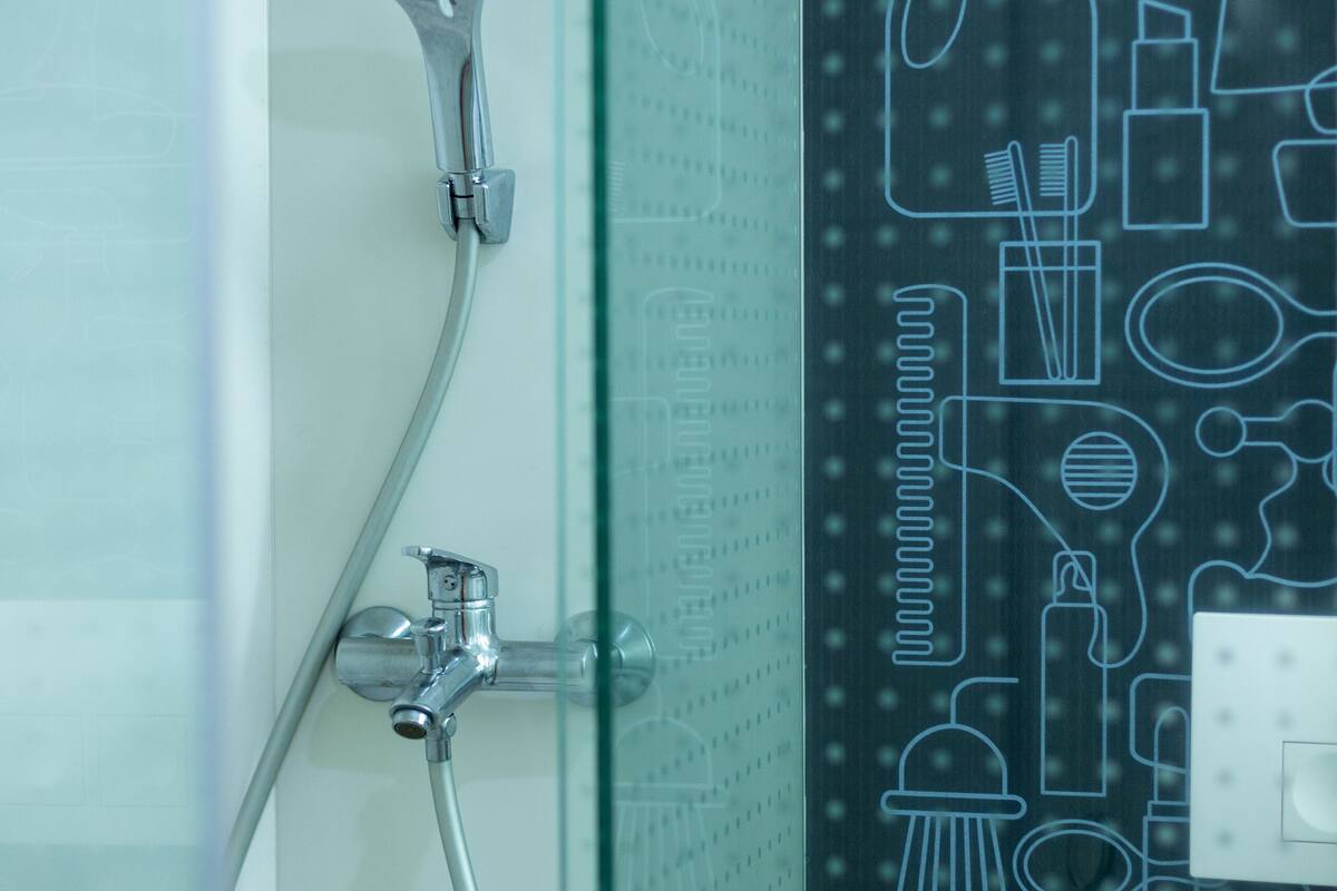 double room | bathroom shower
