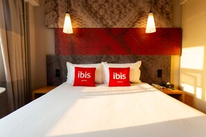 Double Room | Desk, blackout curtains, iron/ironing board, free WiFi - ibis Luoyang Train Station (Luoyang)