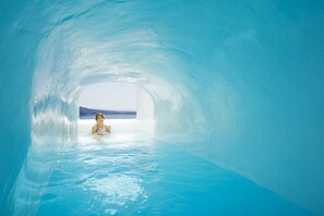 Outdoor pool - Hyperion Oia Suites (Santorini)