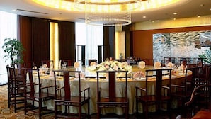3 nhà hàng; phục vụ bữa sáng, bữa trưa và bữa tối