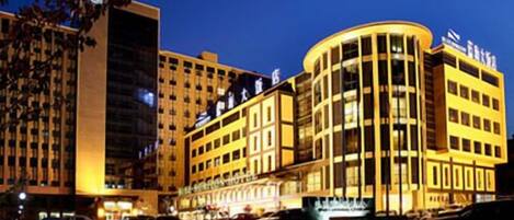 Bagian depan properti - sore/malam